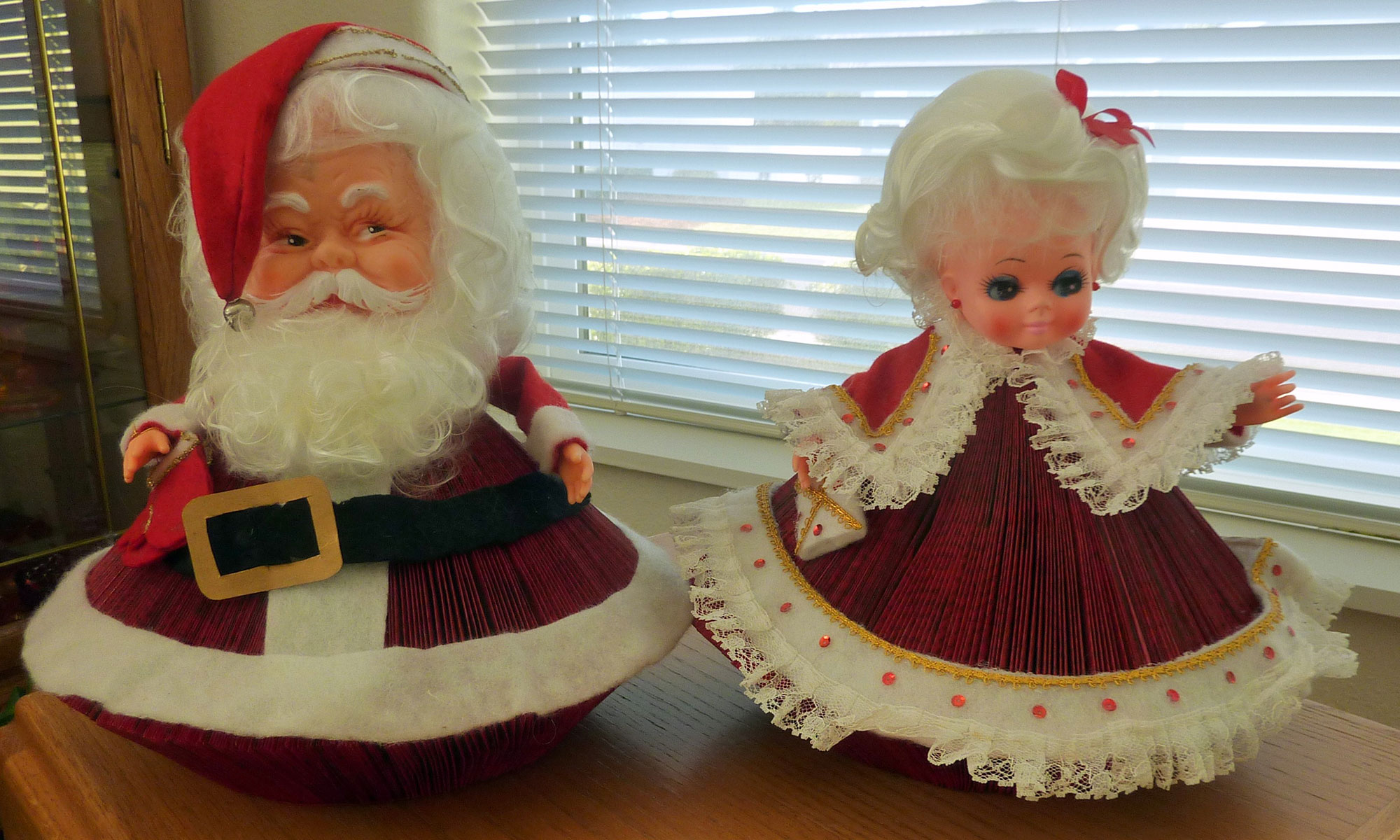 Santa and Mrs. Claus figurines